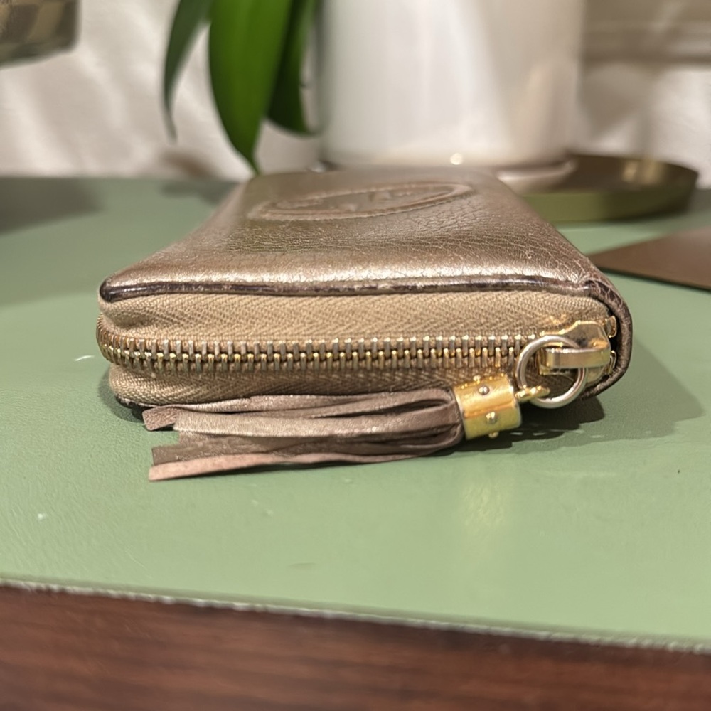 Gucci Gold Leather Wallet with Interlocking GG soho Logo - Picture 8 of 10